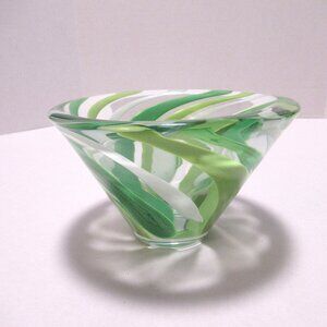 Green swirled bowl/vase